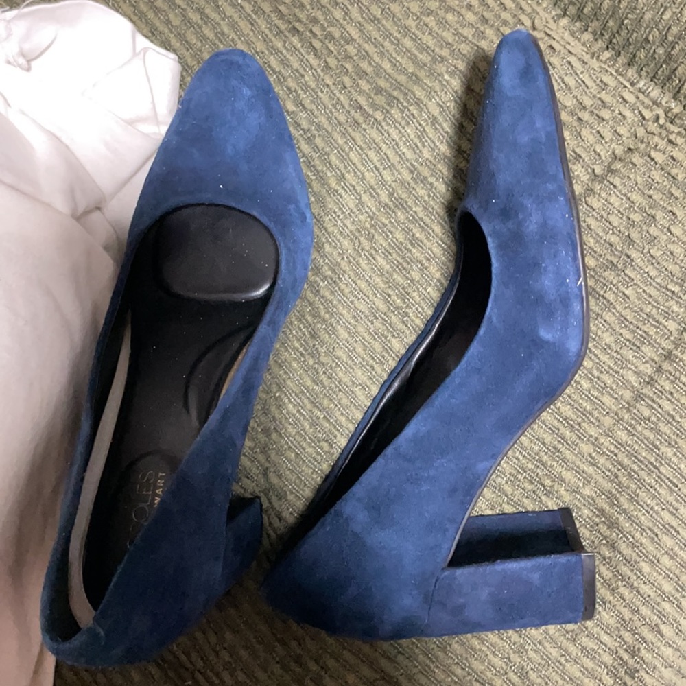 AEROSOLES navy suede pumps